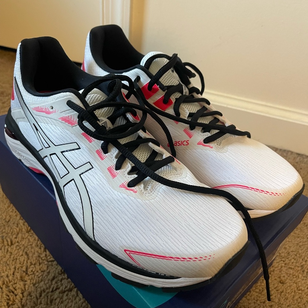 NEW Asics White and Black Athletic Shoes with Breathable Mesh